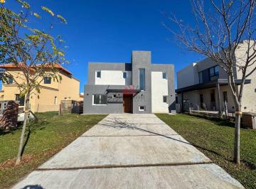 Casa · 144m² · 5 Ambientes · 1 Cochera · Casa en Venta en San Pablo, Pilar, G. B. a. Zona Norte