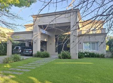 Casa · 370m² · 9 Ambientes · 2 Cocheras · Casa en Venta y Alquiler en Buenos Aires Golf Club