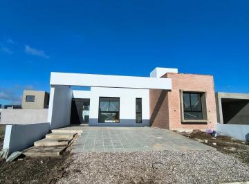 Casa · 116m² · 3 Ambientes · 2 Cocheras · Casa en Rincones de Manantiales Planta Baja Dos Dorm.
