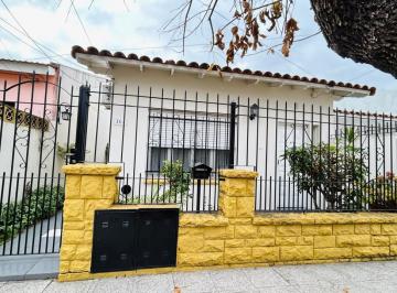 Casa · 3 Ambientes · Casa de 2 Dorm., Patio y Terraza!