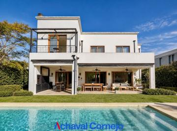 Casa · 308m² · 7 Ambientes · 6 Cocheras · Casa en Venta Barrio Vistas. 4 Dorm.. Pileta