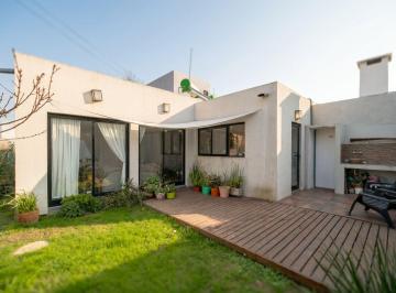 Casa · 68m² · 3 Ambientes · 2 Cocheras · Casa en Venta 2 Dorm. y Jardin en La Plata