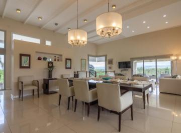 Casa · 350m² · 9 Ambientes · 4 Cocheras · Residencia Premium en Causana – 5 Dorm., Pileta y Cochera Para 4 Autos