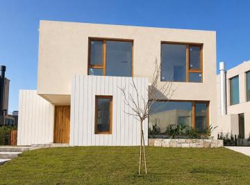 Casa · 256m² · 5 Ambientes · 1 Cochera · Casa a La Venta en Barrio Carpinchos Nordelta
