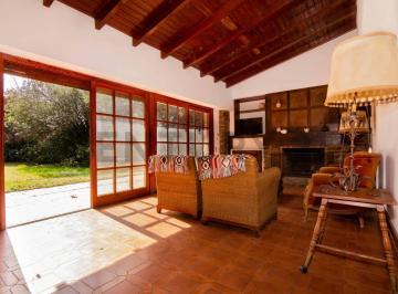 Casa · 252m² · 10 Ambientes · 3 Cocheras · Venta Casa de 5 Dorm. con Amplio Jardín en Fisherton