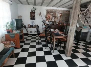 Casa · 110m² · 5 Ambientes · 1 Cochera · En Venta Hermosa Propiedad en Esquina Desarrollada en Dos Plantas