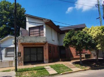 Casa de 6 ambientes, Lomas de Zamora · Casa en Planta Baja + Casa en Planta Alta + Local, Salida a Dos Calles, Excelente Ubicacion de Lomas