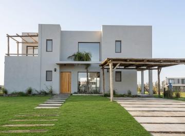 Casa · 187m² · 5 Ambientes · 4 Cocheras · Casa en Venta a La Laguna Barrio El Naudir