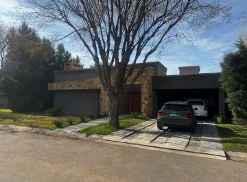 Casa · 250m² · 8 Ambientes · 2 Cocheras · Casa en Chacras de Coria