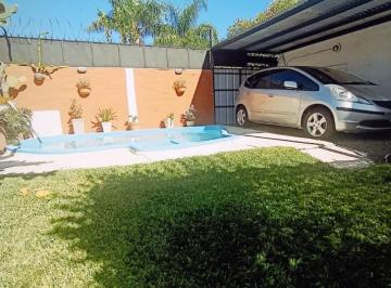 Casa · 136m² · 6 Ambientes · 2 Cocheras · Casa en Esquina con Pileta y Quincho - Zona Escuela de Policia, Parana