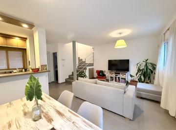 Casa · 90m² · 4 Ambientes · 1 Cochera · Venta - Housing 2 Dorm - Oportunidad