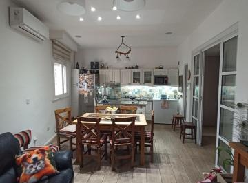 PH · 55m² · 3 Ambientes · Impecable PH de 3 Ambientes Al Frente con Patio – Totalmente Reciclado – Sin Expensas – Flores