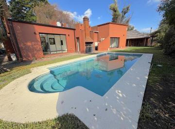 Casa · 787m² · 4 Ambientes · 1 Cochera · Casa de 3 Dorm. con Parque Piscina y Amplio Quincho
