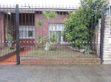 Casa de 3 ambientes, Quilmes · Casa P. H, Al Frente, Comedor; 2 Dor; Cocina;; Baño a Estrenar, Lav. Jardin; Lote Libre; 2 Patios