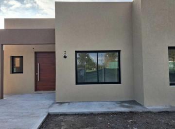 Casa · 131m² · 4 Ambientes · 3 Cocheras · Casa Venta Pilar Los Alcanfores - Estrenar