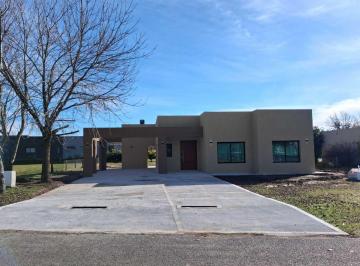 Casa · 131m² · 4 Ambientes · 3 Cocheras · Casa Venta Pilar Los Alcanfores Estrenar Escritura