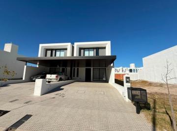 Casa · 150m² · 4 Ambientes · 1 Cochera · Moreno & Asociados Alquila Duplex en Barrio Campo Chico. Se Encuentra Ubicado en
