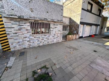 Casa · 170m² · 5 Ambientes · Casa a La Venta de Tres Dorm. en Barrio Parque Casado