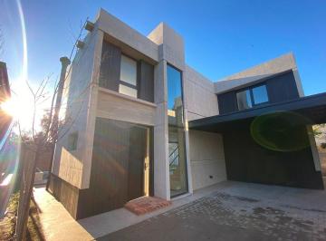 Casa · 190m² · 4 Ambientes · 2 Cocheras · Casa en Alquiler: en Condominio Cerrado: Parque Leloir