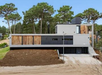 Casa · 250m² · 4 Ambientes · 2 Cocheras · Casa en Pioneros