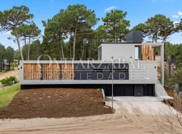 Casa · 250m² · 4 Ambientes · 2 Cocheras · Casa en Pioneros