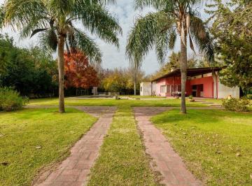 Casa · 221m² · 3 Ambientes · 3 Cocheras · Venta Casa en Funes 2 Dorm., Amplio Terreno