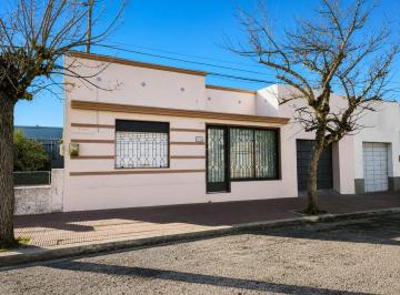 Casa · 135m² · 5 Ambientes · 1 Cochera · Casa 3 Dorm. y Garage en Excelente Zona