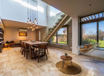 Casa · 210m² · 5 Ambientes · Venta - Casa 3 Dorm., Quincho y Pileta - Barrio Funes Town, Funes.
