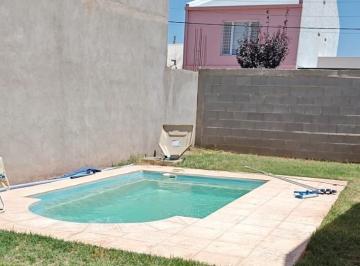 Casa · 62m² · 3 Ambientes · 1 Cochera · Venta Casa Dos Dorm. con Pileta Plottier