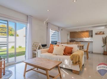Casa · 80m² · 3 Ambientes · 3 Cocheras · Casa en Alquiler en Gonnet, La Plata