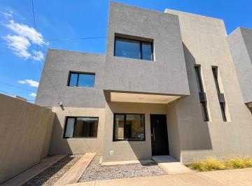 Casa · 132m² · 5 Ambientes · 2 Cocheras · Casa - Confluencia Urbana