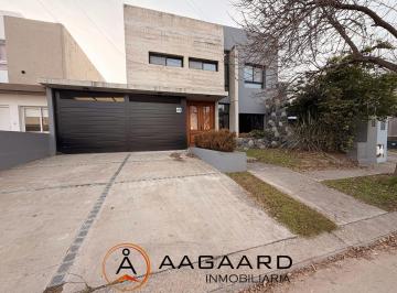 Casa · 270m² · 6 Ambientes · 2 Cocheras · Casa en Venta 3 Dorm., Pileta y Quincho Cerrado en Chacra del Norte