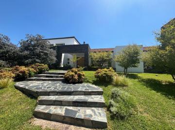 Foto · Casa en Altos del Chateau - Una Planta con Entrepiso - Lote Esquina