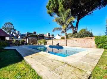 Casa · 214m² · 4 Ambientes · 2 Cocheras · Venta de Casa 4 Amb Doble Cochera, Parque y Pileta