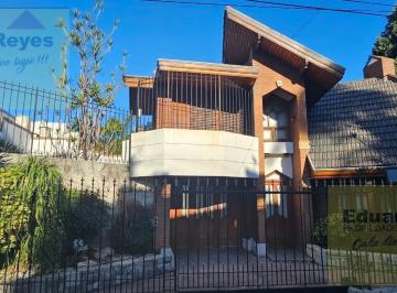 Casa · 300m² · 5 Ambientes · 4 Cocheras · Casa en Lanús Este