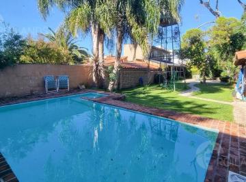 PH · 201m² · 5 Ambientes · 1 Cochera · PH en Castelar