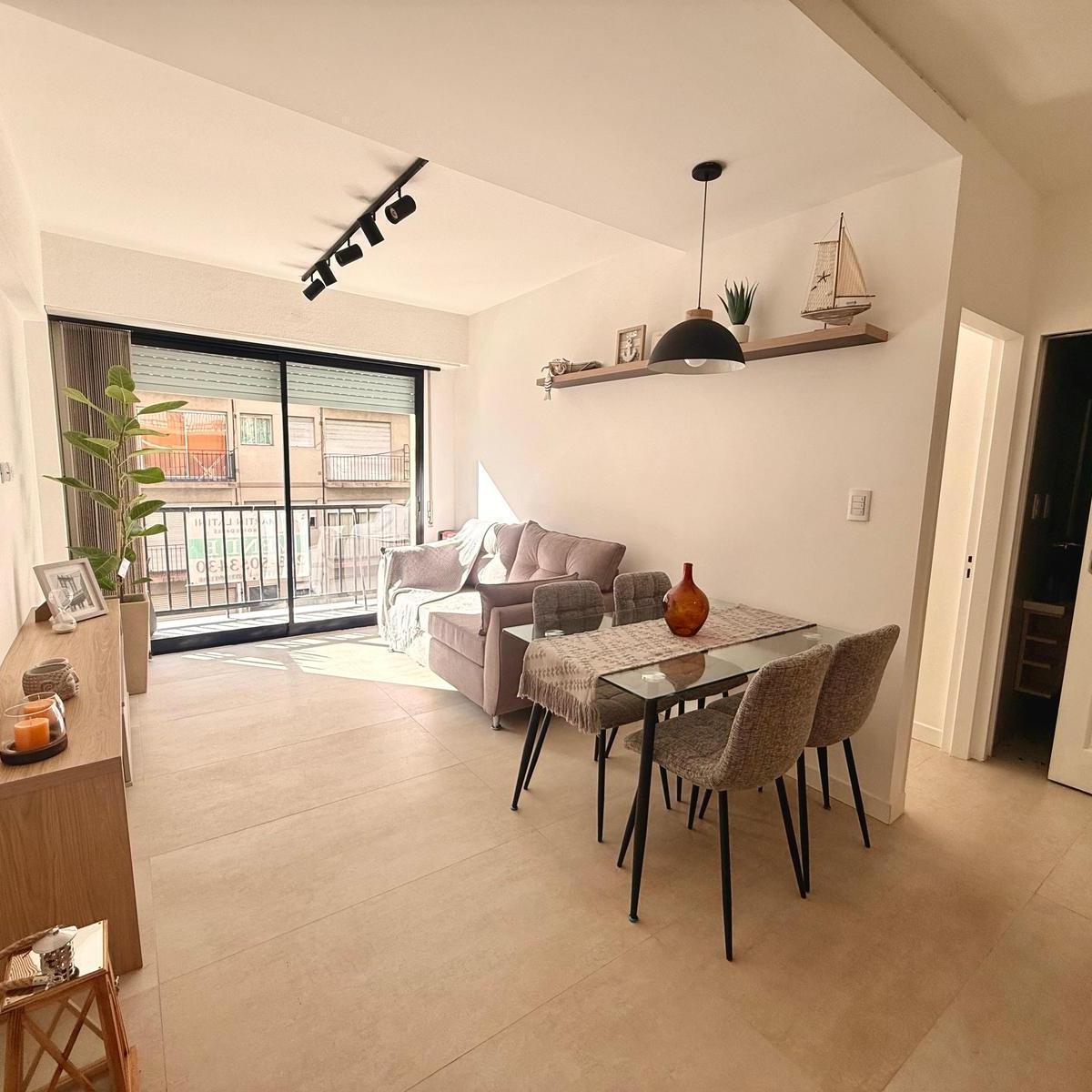 Departamento de 2 ambientes externo con balcón saliente