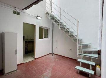PH de 1 ambiente, Barracas · Monoambiente con Patio y Cocina Separada