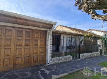 Casa · 145m² · 4 Ambientes · 2 Cocheras · Venta de Casa 4 Ambientes con Cochera y Piscina en Quilmes Oeste