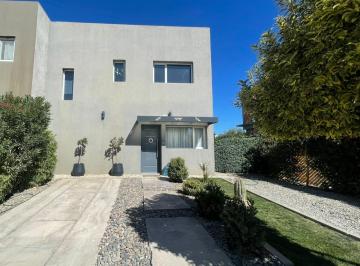 Casa · 105m² · 4 Ambientes · 2 Cocheras · Venta Casa Barrio La Peregrina