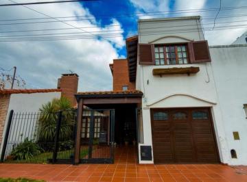 Casa · 190m² · 5 Ambientes · 2 Cocheras · Importante Chalet 5 Amb con Parque y Garage. San Jose