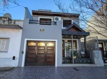 Casa · 129m² · 4 Ambientes · 1 Cochera · Chalet en PH 4 Amb con Garage y Jardin. Nueva Pompeya