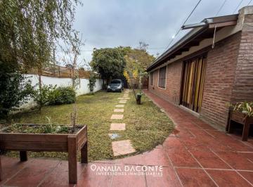 Casa · 141m² · 4 Ambientes · 2 Cocheras · Chalet 4 Amb con Garage, Quincho y Jardin. Barrio Lopez de Gomara