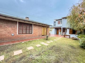 Departamento · 141m² · 4 Ambientes · 2 Cocheras · Chalet 4 Amb con Garage, Quincho y Jardin. Barrio Lopez de Gomara