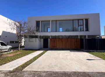 Casa · 4 Ambientes · 4 Cocheras · Casa en Alquiler Grand Bell
