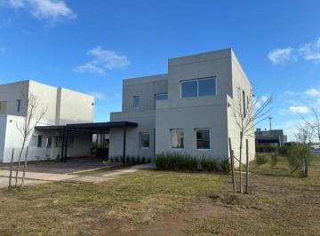 Casa · 500m² · 5 Ambientes · 1 Cochera · Casa Chalet en Venta en Carpinchos, Nordelta, Tigre