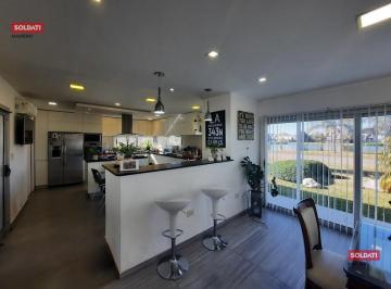 Casa · 180m² · 4 Ambientes · 5 Cocheras · Casa Venta 4 Ambientes Piscina La Candida Club de Campo