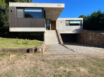 Casa · 424m² · 4 Dormitorios · 3 Cocheras · Exclusiva Casa de 5 Dorm. con Fondo Al Golf en Costa Esmeralda