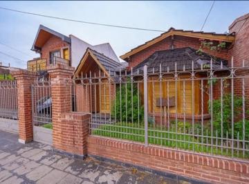 Casa de 4 ambientes, Morón · Casa en Venta con Pileta, Jardín y Quincho en Haedo - Apto Credito