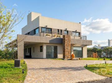 Casa · 240m² · 4 Ambientes · 2 Cocheras · Excelente Casa en Santa Rita!